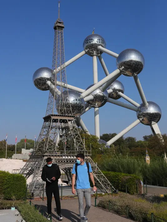 Para turis mengunjungi Taman Mini Eropa di Brussel, Belgia, pada 22 September 2020. Taman tersebut menyuguhkan versi miniatur dari berbagai lokasi wisata di Eropa. Taman Mini Eropa dibuka kembali pada Mei 2020 dengan menerapkan langkah-langkah pencegahan penyebaran COVID-19. (Xinhua/Zheng Huansong)