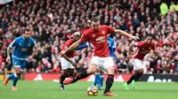 Striker Manchester United Zlatan Ibrahimovic gagal mengeksekusi penalti pada laga melawan AFC Bournemouth di Old Trafford, Sabtu (4/3/2017). (AFP/Oli Scarff)