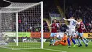 Bek Burnley, Kevin Long, melakukan gol bunuh diri saat melawan Chelsea pada laga Premier League di Stadion Turf Moor, Jumat (20/4/2018). Burnley takluk 1-2 dari Chelsea. (AP/Anthony Devlin)