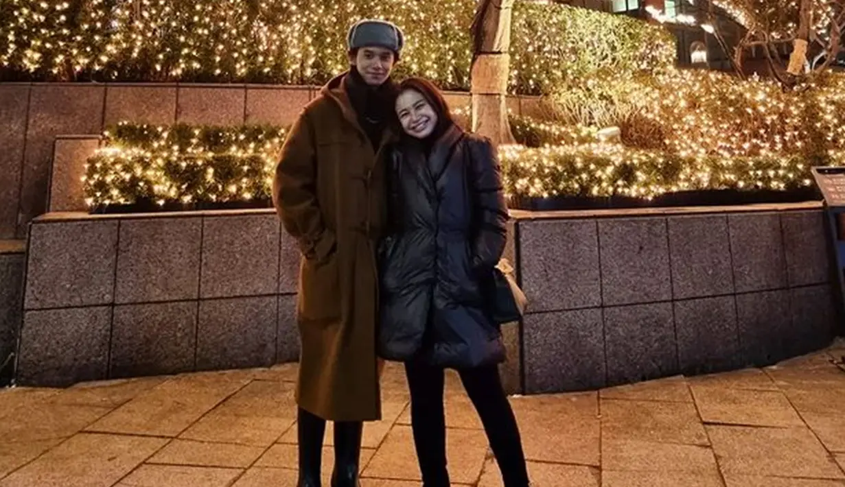 Perubahan penampilan Rizky sang putra juga tak lepas dari sorotan netizen. Beberapa netizen juga menyebut jika Rizky terlihat bak idol K-Pop. (Liputan6.com/IG/@itsrossa9103)