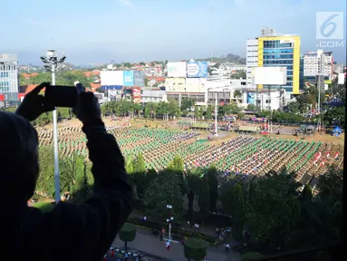 Sejumlah peserta melakukan tari Gemu Famire untuk merayakan HUT ke-73 TNI di Simpang Lima Semarang, Selasa (4/9). Tari yang dilaksanakan jajaran TNI secara serentak di tiga zona waktu wilayah Indonesia itu untuk memecahkan rekor MURI (Liputan6.com/Gholib)
