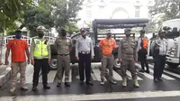 Polri Satpol PP dan Dishub melakukan penutupan jalan untuk kegiatan Hari Bebas Kendaraan Bermotor / Car Free Day di Jl Tebet Jaksel. (TMC Polda Metro Jaya)