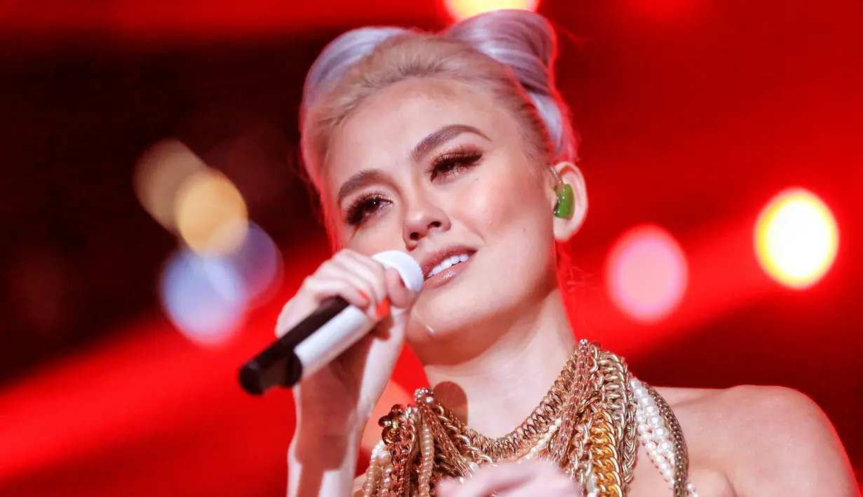 Pada malam puncak HUT SCTV itu, Agnez Mo juga mengenalkan single terbarunya. Single berjudul Rasa dibawakan begitu apik dengan iringan Erwin Gutawa Orchestra. (Adrian Putra/Bintang.com)