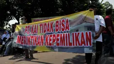 Puluhan warga melakukan aksi unjuk rasa di Lapangan Jahit, 500 meter dari Stasiun Manggarai, Jakarta, (23/9/14). (Liputan6.com/Johan Tallo)