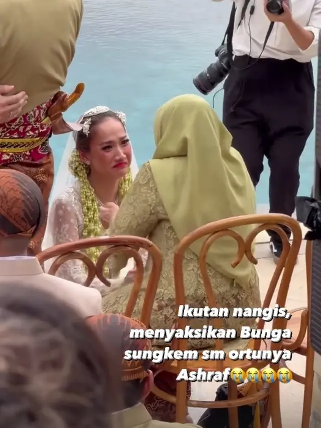 Potret Bunga Citra Lestari Alias BCL sungkem kepada orangtua Ashraf Sinclair (Tangkapan Layar Instagram Pribadi BCL)