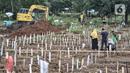 Warga berziarah ke makam kerabat di kompleks pemakaman protokol Covid-19, TPU Bambu Apus, Jakarta, Selasa (2/3/2021). TPU Bambu Apus kini tidak lagi menampung pemakaman jenazah protokol Covid-19 akibat lahan di dua blok sudah penuh dan dialihkan ke TPU Srengseng Sawah. (merdeka.com/Iqbal S Nugroho)