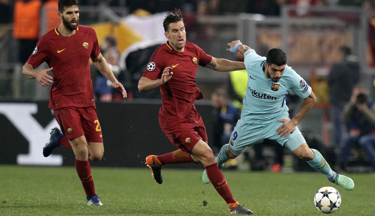 Striker  Barcelona, Luis Suarez, berusaha melewati gelandang AS Roma, Kevin Strootman, pada laga leg kedua perempat final Liga Champions, di Stadion Olimpico, Selasa (10/4/2018). AS Roma menang 3-0 atas Barcelona. (AP/Andrew Medichini)