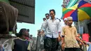 Yusril Ihza Mahendra menemui warga di posko kemanusiaan yang berada di lokasi penggusuran pasar ikan, Penjaringan, Jakarta, Rabu (20/4). Yusril datang untuk melihat kondisi warga yang tetap bertahan tinggal di perahu. (Liputan6.com/Yoppy Renato)