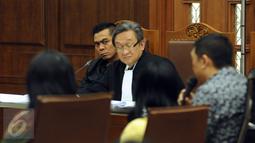 Terdakwa kasus suap pembahasan Raperda Reklamasi, Mohamad Sanusi (tengah) saat menyimak pernyataan saksi dalam sidang lanjutan di Pengadilan Tipikor, Jakarta, Senin (17/10). Sidang menghadirkan enam orang saksi. (Liputan6.com/Helmi Fithriansyah)