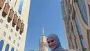 Penampilan Tissa Biani selama menjalankan ibadah Umroh kebanjiran pujian dari warganet. Selain cantik dalam balutan hijab, ia tampil dengan pesona khas menantu soleha [@tissabiani]