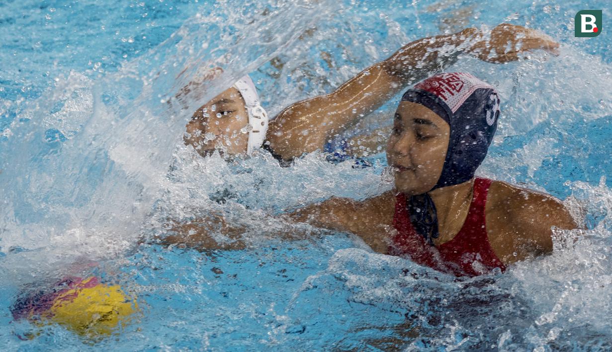 Pemain polo air putri Indonesia, Alya Nadira, berebut bola dengan pemain polo air Jepang pada laga Asian Games di Aquatic Center, GBK, Jakarta, Kamis (16/8/2018). Jepang menang 15–4 atas Indonesia. (Bola.com/Vitalis Yogi Trisna)