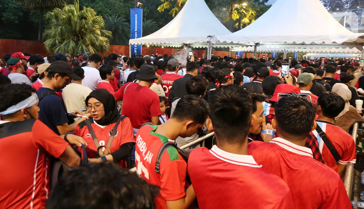 Suporter yang hadir tampak didominasi menggunakan warna merah, yang merupakan jersey Timnas Indonesia. (Bola.com/M. Iqbal Ichsan)