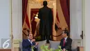 Presiden Joko Widodo berjabat tangan dengan Presiden Republik Arab Mesir Abdel Fattah Al Sisi di halaman belakang Istana MerdekaJakarta, Jumat (4/9/2015). Kunjungan tersebut terkait kerjasama birateral Indonesia dengan Mesir. (Liputan6.com/Faizal Fanani)