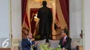 Presiden Joko Widodo berjabat tangan dengan Presiden Republik Arab Mesir Abdel Fattah Al Sisi di halaman belakang Istana MerdekaJakarta, Jumat (4/9/2015). Kunjungan tersebut terkait kerjasama birateral Indonesia dengan Mesir. (Liputan6.com/Faizal Fanani)