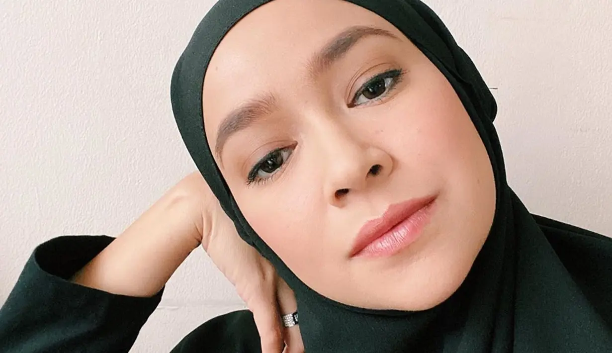 Tampil dengan riasan tipis, artis yang pernah berperan di sinetron "Kepompong" ini begitu memesona dengan kerudung berwarna hitam. (Liputan6.com/IG/aryanifitriana24)