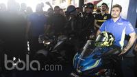 Pebalap MotoGP dari Suzuki Ecstar, Andrea Iannone, menghadiri peluncuran motor Suzuki GSX-R150 dan GSX-S150 di Cilandak Town Square, Jakarta, Sabtu (18/2/2017). (Bola.com/Vitalis Yogi Trisna)