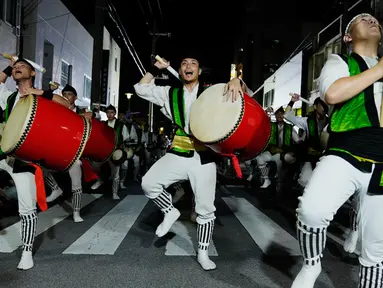 Orang-orang menampilkan tarian "Eisa" sebagai bagian dari perayaan festival tahunan di Okinawa, Jepang, Selasa (29/8/2023). Anggota keluarga melakukan berbagai adat istiadat untuk menghormati arwah nenek moyang mereka yang menurut mereka "kembali" selama periode tiga hari yang disebut "Bon" dalam kalender lunar di wilayah Okinawa. (AP Photo/Hiro Komae)