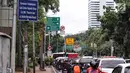 Sejumlah pengendara melintas di jalan MH.Thamrin - Medan Merdeka Barat, Jakarta, Selasa (7/11). Rencanannya larangan sepeda motor melintas di Jalan Sudirman-Thamrin akan dicabut pada bulan Desember 2017. (Liputan6.com/Faizal Fanani)