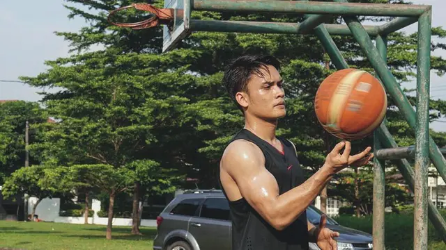 FOTO: Aksi Keren Randy Pangalila Saat Olahraga, Tampan dan Memesona