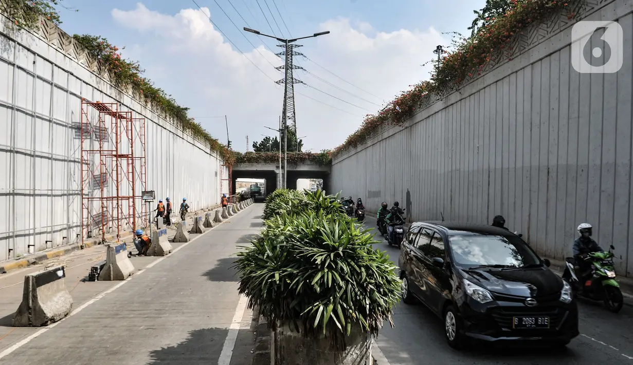 Kendaraan dari arah Simpang Senen saat melintasi aktivitas pekerja menyelesaikan proyek Underpass Senen Extension, Jakarta, Rabu (1/7/2020). Penutupan underpass tersebut menyebabkan kemacetan panjang karena jalan menyempit ditambah adanya perlintasan kereta api. (merdeka.com/Iqbal S. Nugroho)