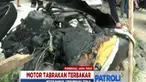 Api yang membakar kedua motor baru bisa dijinakkan setelah polisi dan warga berupaya memadamkannya.