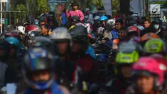 Pemudik sepeda motor gratis mengantre naik kapal di Pelabuhan Tanjung Priok, Jakarta, Rabu (13/6). Pada program mudik gratis ke Semarang ini kuota penumpang yang berangkat sebanyak 11.938 pemudik dan 5.555 motor. (Merdeka.com/imam buhori)