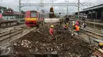 Sejumlah pekerja menyelesaikan penambahan panjang peron 6 dan 7 Stasiun Bogor, Jawa Barat, Rabu (16/12/2015). Penambahan panjang peron dilakukan untuk lebih memberikan kenyamanan bagi pengguna KRL. (Liputan6.com/Helmi Fithriansyah)