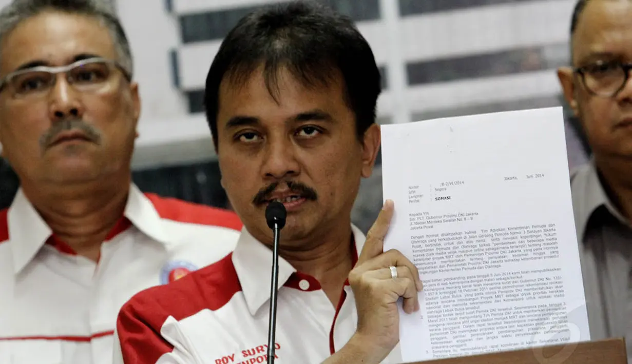 Surat yang akan dikirimkan pukul 17.00 WIB itu meminta Ahok dan Dinas Pemuda dan Olahraga Jakarta untuk meminta maaf dalam waktu 3 x 24 jam, Jakarta, Senin (9/6/14). (Liputan6.com/Faizal Fanani)