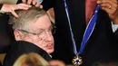 Foto pada tanggal 12 Agustus 2009, Stephen Hawking menerima Presidential Medal of Freedom dari Presiden AS Barack Obama di Washington DC. Stephen Hawking meninggal pada usia 76 tahun. (AFP Photo/Jewel Samad)