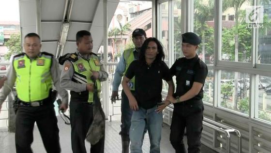 VIDEO: Pemuda Mengamuk kemudian Sujud di Halte Transjakarta