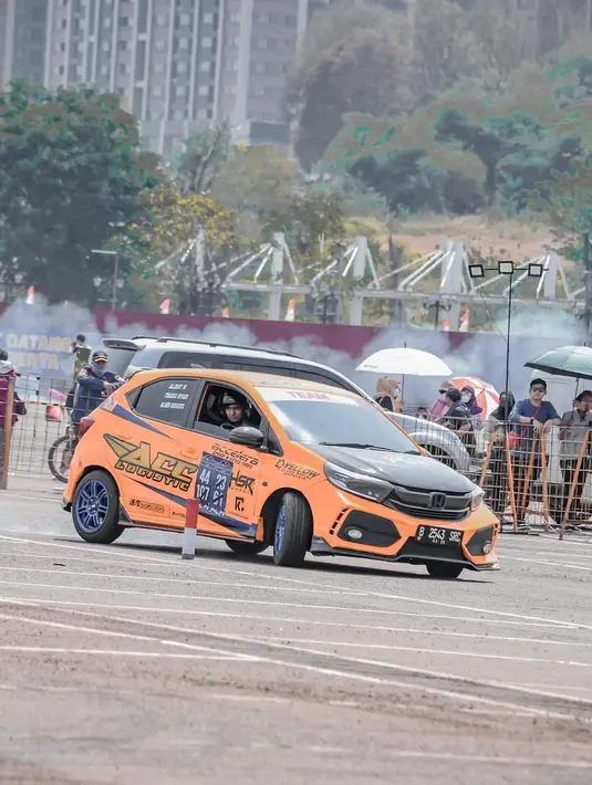 Potret Teuku Ryan saat nge-drift. Dia mengenakan kostum lengkap termasuk atribut keselamatan seperti helm. (Foto: Instagram/ teukuryantr).