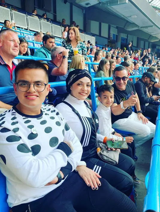 Konser Coldplay digelar di Etihad Stadion, Manchester, Inggris pada Minggu 4 Juni 2023 lalu. Presenter dan penyiar radio itu mengaku, sejak pertama melihat, sudah ingin mengajak anak-anaknya menyaksikan Coldplay. [Instagram/ferdyhasan]