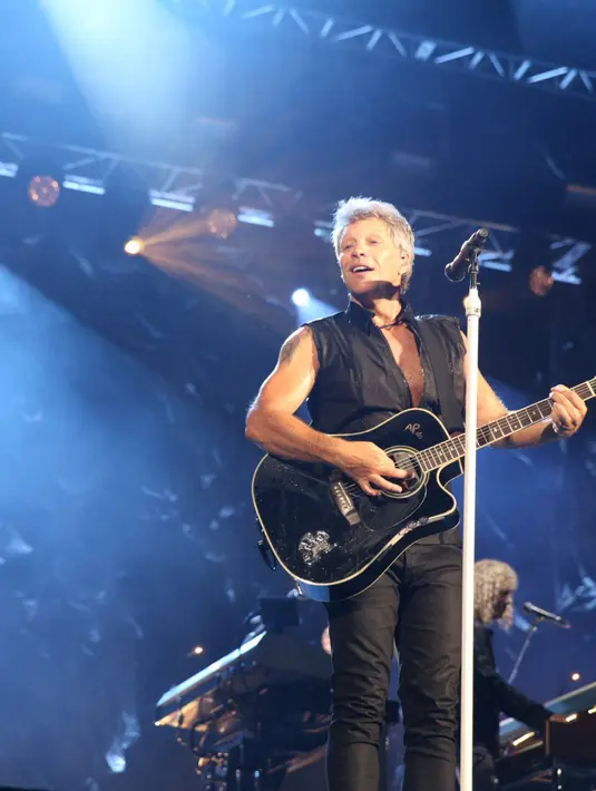 Layaknya roller coaster, adrenalin penonton dibuat naik turun lewat pemilihan lagu yang disuguhkan. Dari lagu yang sangat familiar hingga terdengar 'asing' di telinga digelontorkan Jon dkk. (Foto: Faizal Fanani/Liputan6.com)