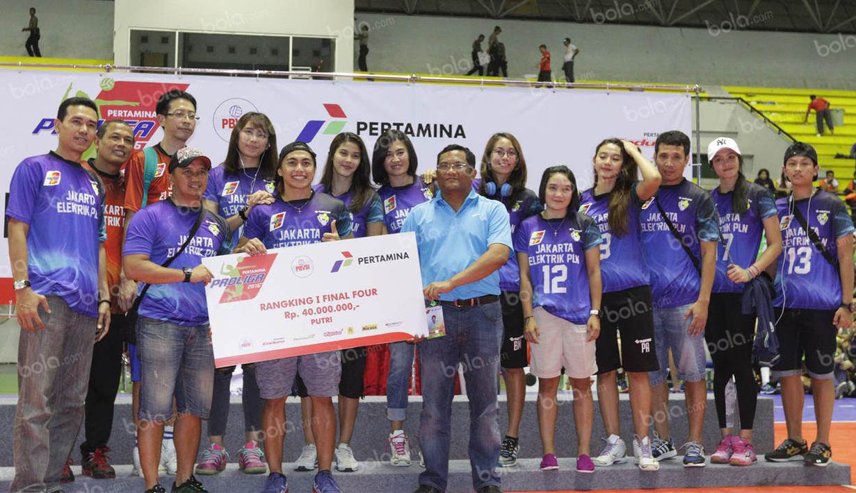 Para pemain dan official Jakarta Elektrik PLN, merayakan keberhasilan meraih juara final four Proliga 2016. Pada babak final di Jakarta, Minggu (15/5/2016) mendatang Elektrik akan menghadapi Jakarta Pertamina Energi. (Bola.com/Vitalis Yogi Trisna)