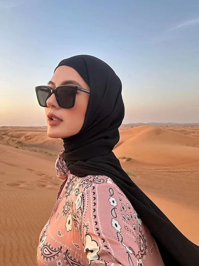 6 Gaya Fashion Paula Verhoeven saat kenakan Hijab Pashmina, Selalu Pancarkan Aura Model