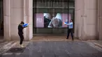 Pekerja kantor pria dan wanita bermain senjata air di luar kantor, Beijing, (13/7). Karyawan di China terkadang menghabiskan waktu berjam-jam di tempat kerja dan beralih bermain dengan ide kreatif untuk menghilangkan stres. (AP Photo/Mark Schiefelbein)