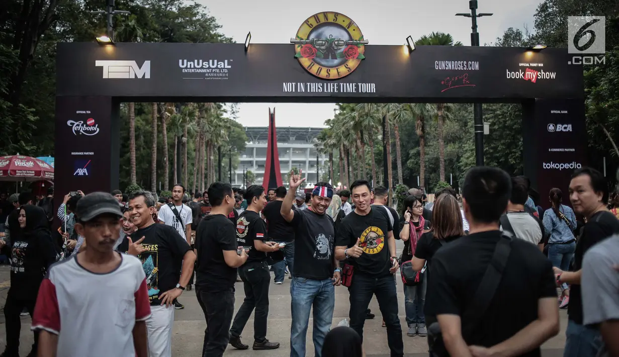 Penonton memadati Konser Guns N’ Roses di Stadion Gelora Bung Karno, Jakarta, Kamis (8/11). Di konser ini Guns N' Roses juga akan meng-cover sejumlah lagu dari para penyanyi populer. (Liputan6.com/Faizal Fanani)