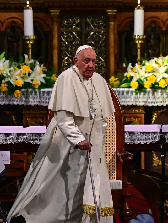 Pastor Paroki Gereja Katedral Jakarta, Hani Rudi Hartoko mengatakan agenda pertama yang dilakukan adalah pertemuan dengan uskup, para Imam, kaum religius dan katekis. (Tiziana FABI/AFP)