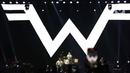 Grup musik asal California, Weezer saat tampil memeriahkan Soundrenaline di Allianz Ecopark, Ancol, Jakarta Utara, Sabtu (26/11/2022). Weezer tampil memeriahkan Soundrenaline 2022 dengan membawakan lagu  Beverly Hills, dan Anak Sekolah milik Chrisye. (Liputan6.com/Herman Zakharia)