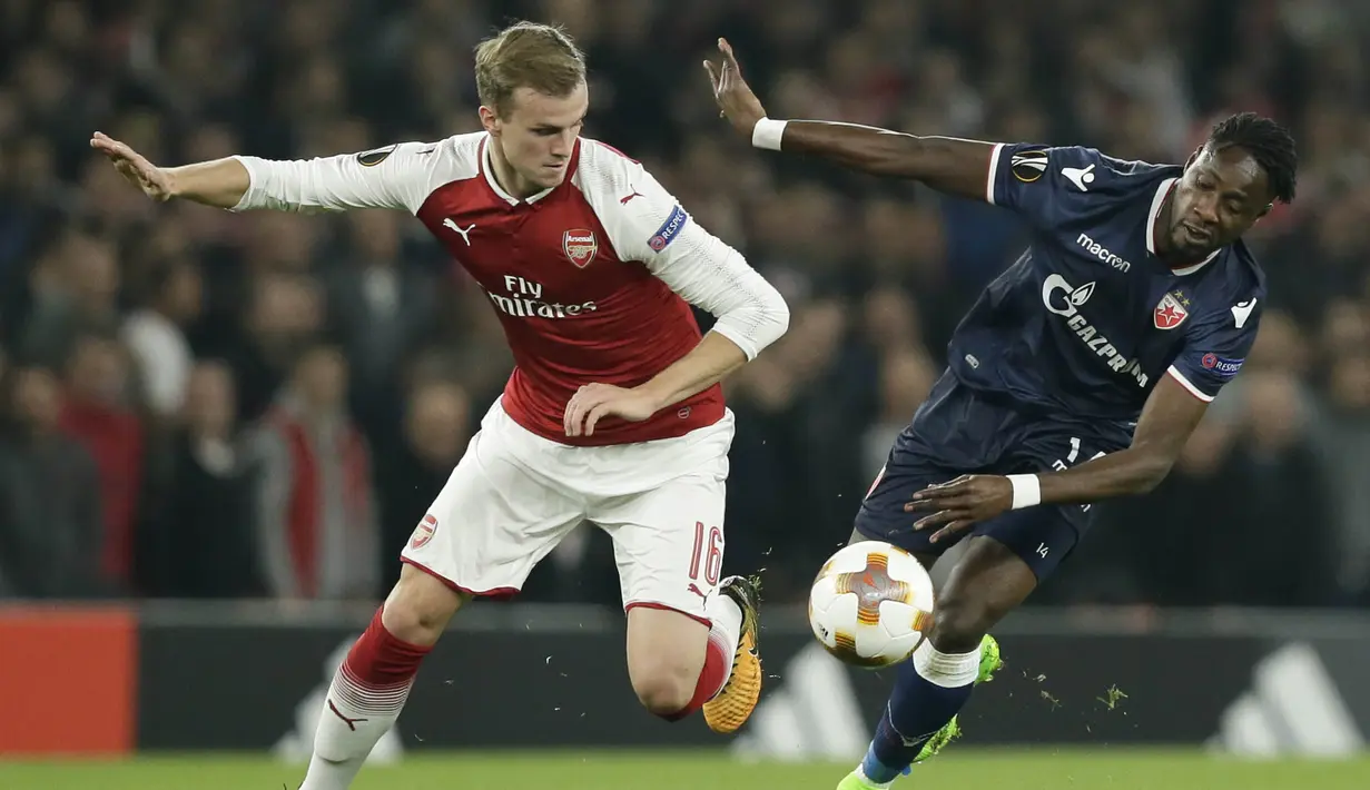 Bek Arsenal, Rob Holding, berebut bola dengan striker Crvena Zvezda, Richmond Boakye, pada laga Liga Europa di Stadion Emirates, London, Kamis (2/11/2017). Kedua klub bermain imbang 0-0. (AP/Tim Ireland)