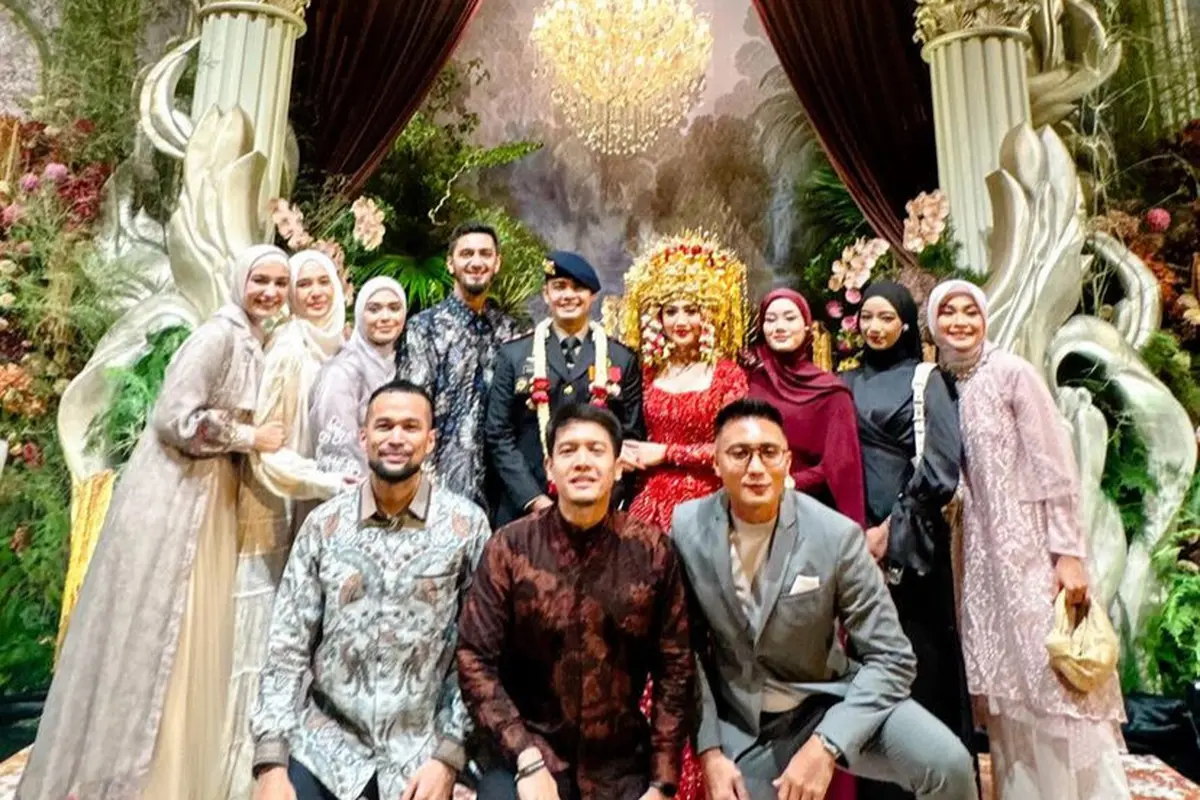 OOTD Artis Berhijab saat Hadir di Resepsi Pernikahan Febby Rastanty dan Ajat