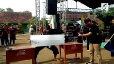 Atraksi ekstrem seorang pelajar patahkan balok es gagal dan menyebabkan tangannya patah.