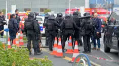 Kejadian ini membuat seluruh pengunjung bandara dievakuasi.