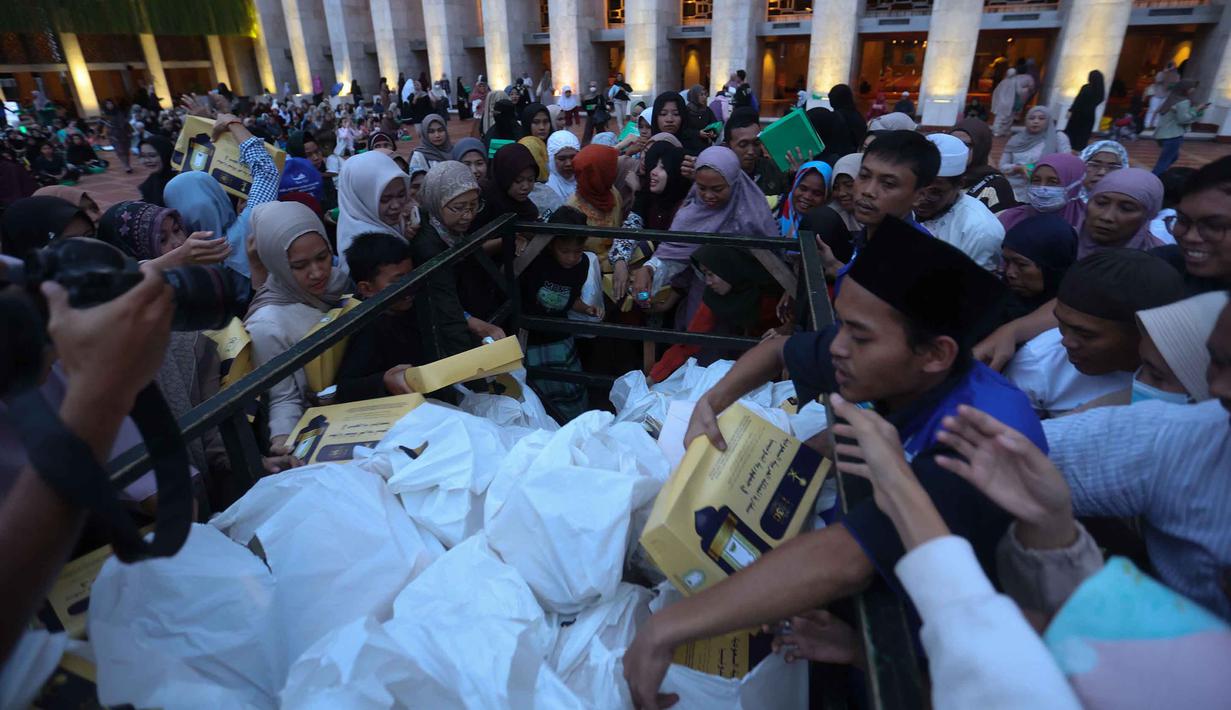 Program buka puasa gratis ini rutin digelar Masjid Istiqlal, Jakarta, setiap bulan suci Ramadan sebagai wujud pelayanan dan kepedulian sosial. Tampak dalam foto, warga berebut makanan untuk berbuka puasa pada hari pertama Ramadan 1447 Hijriah di Masjid Istiqlal, Jakarta, Selasa (19/2/2026). (Kapanlagi.com/Budy Santoso)