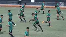 Pemain Timnas Indonesia U-19 melakukan lari pemanasan saat latihan di Lapangan B Kompleks GBK, Jakarta, Selasa (18/9). Latihan ini persiapan  PSSI Anniversary Cup U-19 dan Piala AFC U19. (Liputan6.com/Helmi Fithriansyah)
