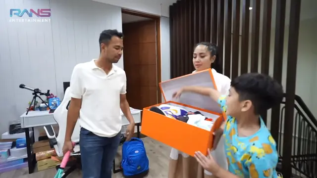 Momen Nagita Slavina Beri Kejutan Anniversary untuk Raffi Ahmad, Manis Banget