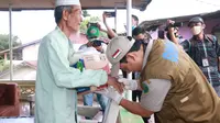 Pemkot Bengkulu terus berupaya menghadirkan kebahagiaan untuk warga, salah satunya dengan memberi bantuan modal kerja kepada para pedagang kecil. (Liputan6.com/Yuliardi Hardjo)