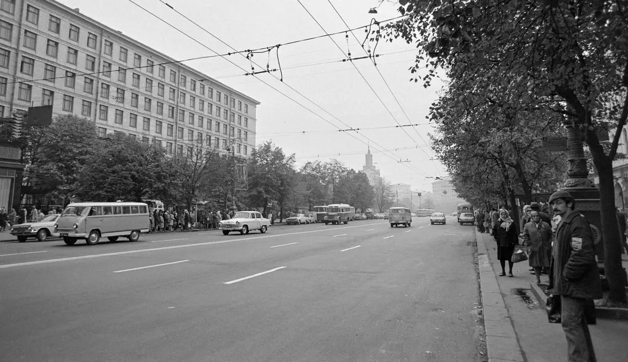 Suasana pada masa Uni Soviet di Jalan Khreshchatyk, Kiev, Ukraina, 18 Oktober 1975. (Pierre GUILLAUD/AFP)