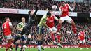 Pemain Arsenal, Gabriel Magalhaes (kanan) berusaha mencetak gol ke gawang Leeds United pada laga pekan ke-29 Liga Inggris 2022/2023 di Emirates Stadium, London, Minggu (02/04/2023) dini hari WIB. The Gunners menang dengan skor 4-1. (AFP/Glyn Kirk)