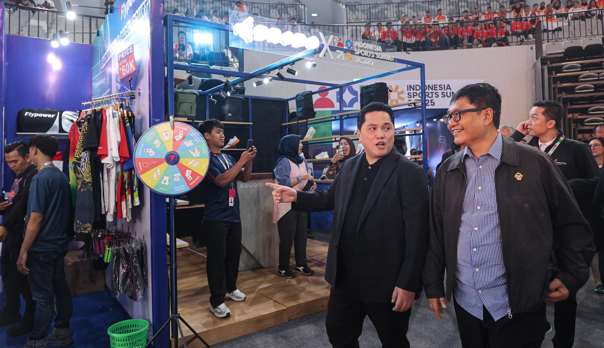 Acara ini juga menjadi momentum penting dalam membangun ekosistem olahraga yang maju, inklusif, dan berdaya saing global. Tampak dalam foto, Menteri Pemuda dan Olahraga, Erick Thohir (kiri) saat mengunjungi salah satu stand usai pembukaan Indonesia Sports Summit 2025 (ISS) di Indonesia Arena, Senayan, Jakarta, Sabtu (6/12/2025).(Bola.com/Abdul Aziz)